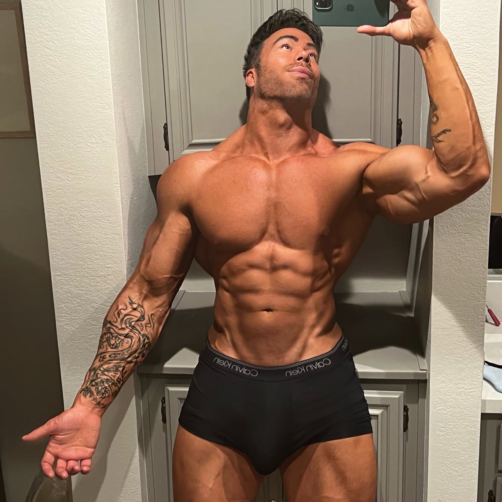 Reese ⚔️ 6'6" & Hung (670+ Wall Posts)